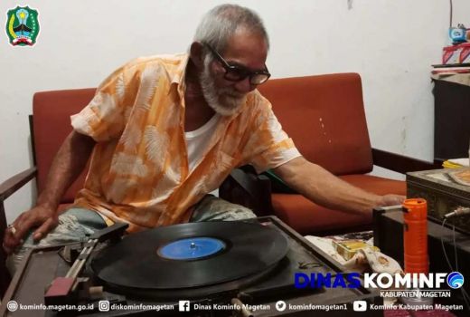 Kakek Asal Magetan ini Koleksi Piringan Hitam, Jumlahnya Ratusan - GenPI.co JATIM