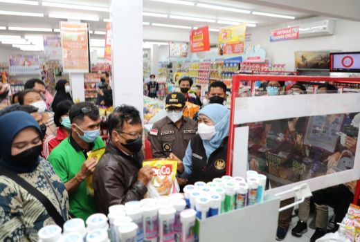 Gubernur Khofifah Bagi-Bagi Minyak Goreng kepada Warga di Malang - GenPI.co JATIM