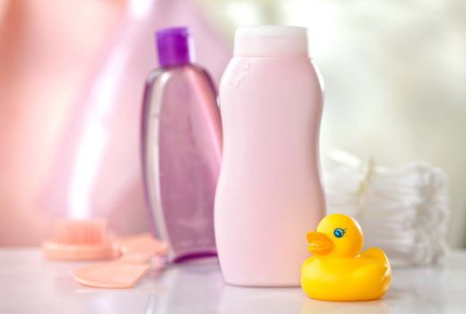 5 Manfaat Dahsyat Baby Oil untuk Wajah, Berguna Banget! - GenPI.co JATIM