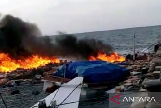 Terdengar Ledakan, KM Khatijah 1 Terbakar di Kepulauan Sapudi - GenPI.co JATIM