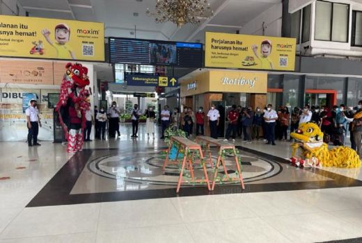 Stasiun Gubeng Kental Suasana Imlek, Ada Barongsai Hingga Angpau - GenPI.co JATIM