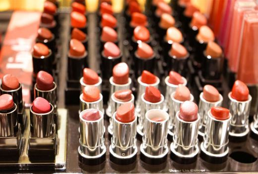 Tips Memilih Lipstik Aman untuk Bibir, Jangan Asal - GenPI.co JATIM