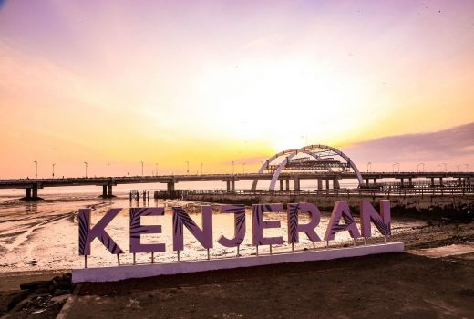 Asik Foto di Pantai Kenjeran, Wisatawan Temukan Hal Mengejutkan - GenPI.co JATIM