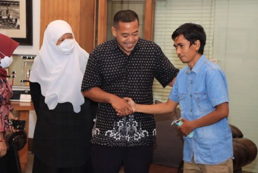 Orang Tua Siswa Korban Pemukulan Guru di Surabaya Cabut Laporan - GenPI.co JATIM