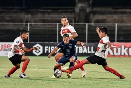 Hanya Ada 2 Pemain di Bangku Cadangan, Persela Puas Dapat 1 Poin - GenPI.co JATIM