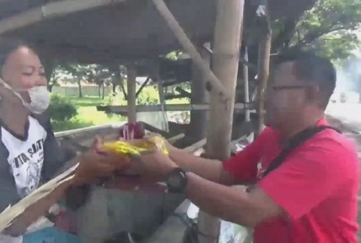 Bagikan Minyak Goreng, Komunitas CCF Bikin Mak-Mak Tersenyum - GenPI.co JATIM