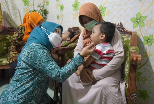 Rini Indriyani Beri Bantuan 2 Anak Penderita Cerebral Palsy - GenPI.co JATIM