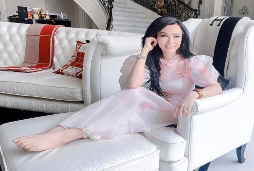 Bikin Melongo, Bantal Kursi Rumah Crazy Rich Surabaya Merek Herme - GenPI.co JATIM