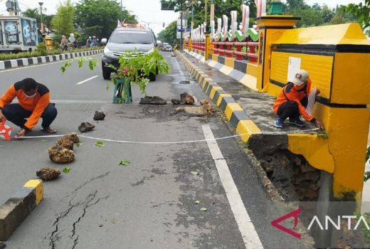 Hati-Hati, Tebing Jalan Trunojoyo Pamekasan Longsor - GenPI.co JATIM