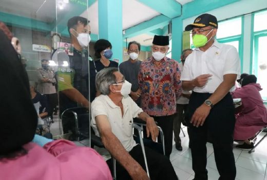 Kunjungan ke Malang, Menko PMK Pastikan Vaksinasi untuk Lansia - GenPI.co JATIM