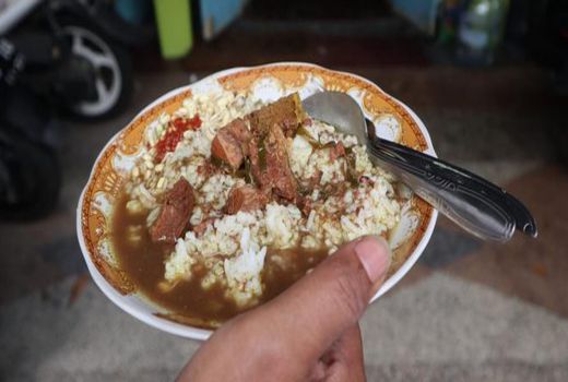 Warung Kiroman, Legendaris Sejak 1950, Sajikan Rawon Hingga Soto - GenPI.co JATIM