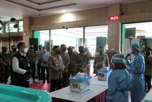 Berkunjung ke Isoter Asrama Haji Surabaya, Kapolri Beri Bantuan - GenPI.co JATIM