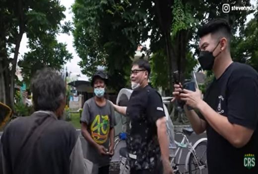 Crazy Rich Surabaya Naik Becak, Pengemudi Kaget Saat Dibayar - GenPI.co JATIM
