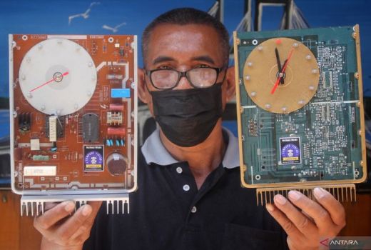 Jam Lokal Surabaya ini Unik, Terbuat dari Limbah Elektronik - GenPI.co JATIM