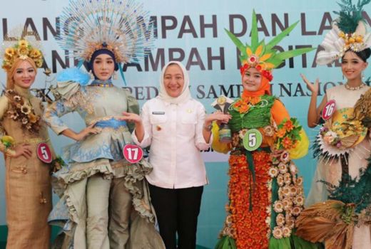 Kreatif! Warga Bojonegoro Buat Kostum Unik dari Sampah - GenPI.co JATIM