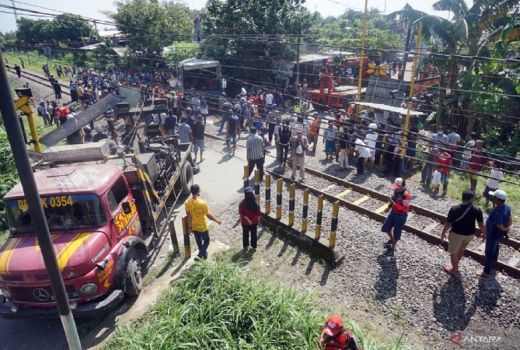 Kecelakaan Bus versus Kereta Api Tulungagung, KAI Angkat Bicara - GenPI.co JATIM