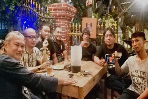 Kedai Plat L, Nostalgia Musik Lawas dan Minuman Herbal - GenPI.co JATIM