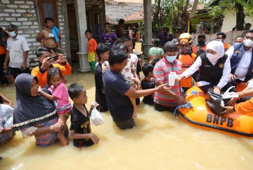 Gubernur Jatim Bikin Tenang Warga Terdampak Banjir Pamekasan - GenPI.co JATIM