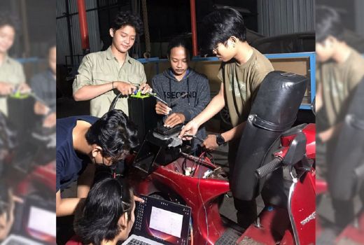 Keren, Cak! Mahasiswa ini Rombak Mesin Vespa Bertenaga Listrik - GenPI.co JATIM