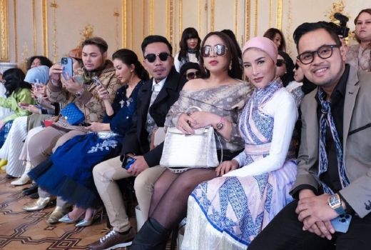 Kenakan Batik di Paris, Outfit Crazy Rich Malang Kece Banget - GenPI.co JATIM