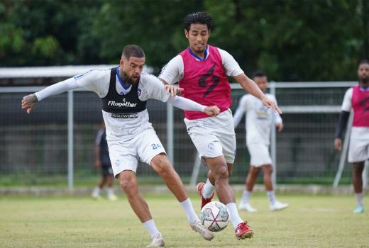 Arema FC Target Menang Lawan Barito, Angkat Mental Pemain - GenPI.co JATIM