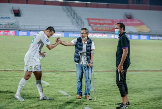 Terungkap, ini Penyebab Aji Santoso Gunakan Kruk - GenPI.co JATIM