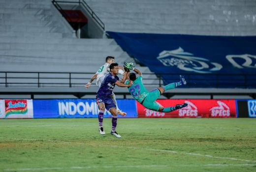 Tampil Luar Biasa, Kiper Persita Bikin Pemain Persebaya Mati Kutu - GenPI.co JATIM