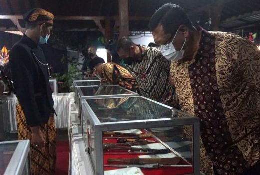 Pameran Keris, Bupati Maryoto Beri Pesan ke Milenial, ini Katanya - GenPI.co JATIM