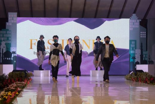3 Mahasiswa Unesa Ranjang Baju Muslim, Temanya Tali Jiwo - GenPI.co JATIM
