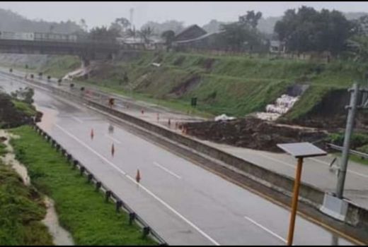 Hujan Deras, Tebing Tol Pandaan Arah Malang Longsor - GenPI.co JATIM