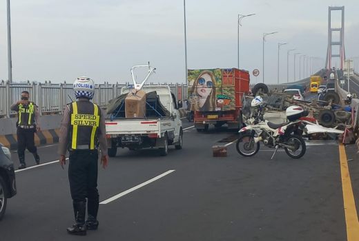 Pikap Angkut Minyak Goreng Terguling di Suramadu, ini Kondisinya - GenPI.co JATIM