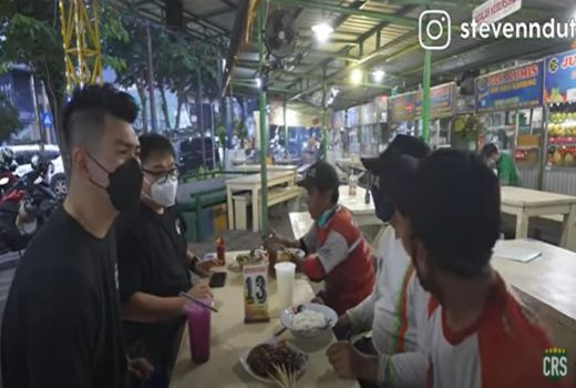 Crazy Rich Beraksi, Traktir Makan Sepuasnya Tukang Sapu - GenPI.co JATIM