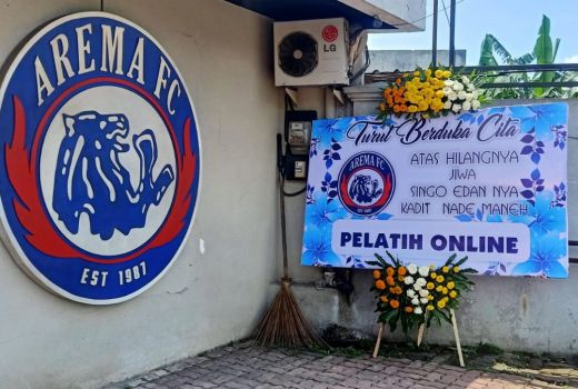 Kantor Arema FC Dikirimi Karangan Bunga Bertulis Pelatih Online - GenPI.co JATIM