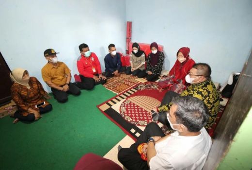 Mensos Risma ke Lawang Malang, Beri Modal Korban Banjir - GenPI.co JATIM