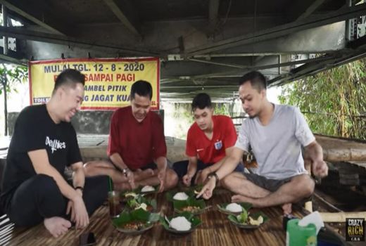 Nikmatnya Sensasi Makan di Bawah Jembatan Ala Crazy Rich - GenPI.co JATIM