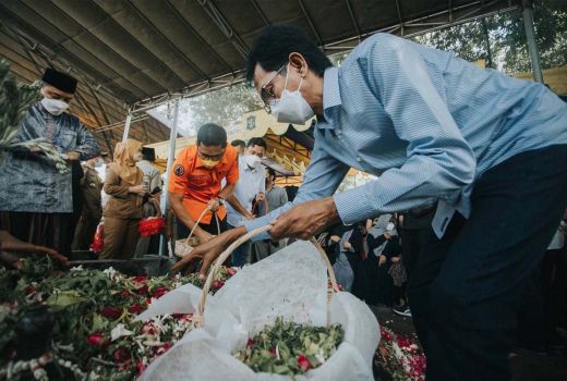 Antar Jenazah Mertua Eri, Ketua DPRD Surabaya: Kami Semua Berduka - GenPI.co JATIM
