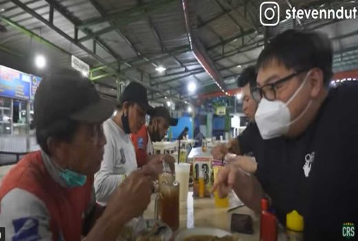 Traktir Makan Tukang Sapu, Crazy Rich Surabaya Terharu - GenPI.co JATIM