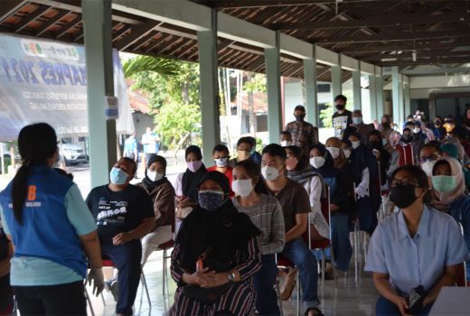 Vaksinasi Jadi Syarat Mudik, Ribuan Warga di Kota Malang Antre - GenPI.co JATIM