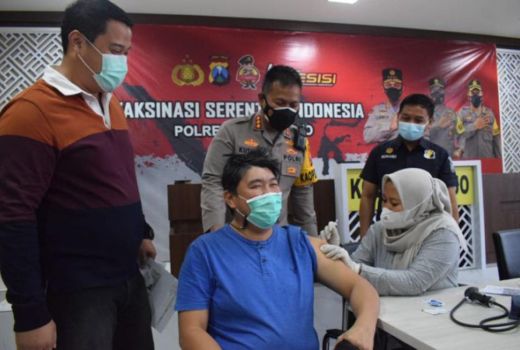 Warga Sidoarjo Antusias Ikut Vaksin, Peserta Membeludak - GenPI.co JATIM