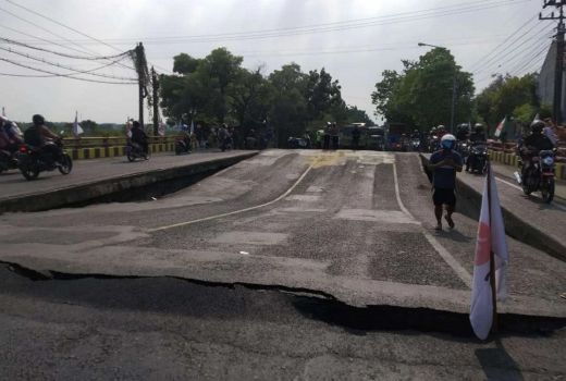 Jembatan Ngaglik 1 Lamongan Ambles, ini Jalur Alternatifnya - GenPI.co JATIM
