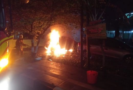 Mobil Mercy Terbakar di Jalan Hayam Wuruk Surabaya - GenPI.co JATIM