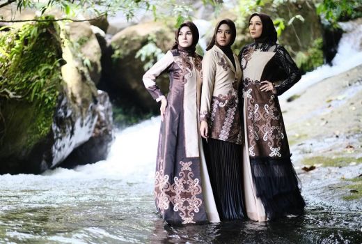 Desainer Surabaya Aplikasikan Warna Alam Lewat Batik, Keren! - GenPI.co JATIM