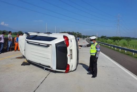 Mobil Pajero Terguling di Tol Caruban-Kertosono - GenPI.co JATIM