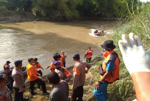 Akhirnya, Bocah Tenggelam di Bengawan Madiun Ditemukan - GenPI.co JATIM