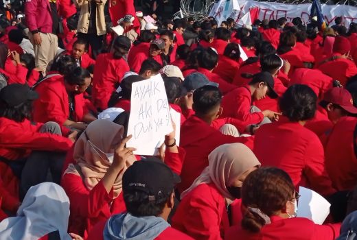 BBM Hingga Ayang Aku Demo Dulu Ya di Demo Mahasiswa Surabaya - GenPI.co JATIM