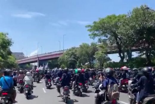 Demo Mahasiswa Surabaya, Massa Aksi Mulai Bergerak Padati Jalanan - GenPI.co JATIM