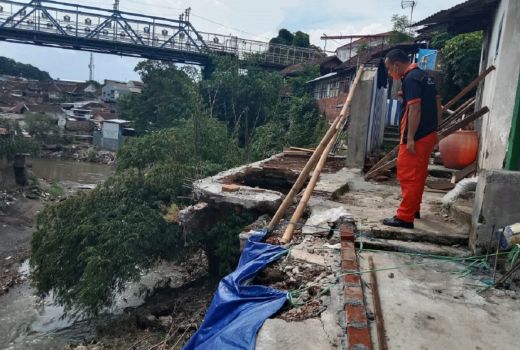 Hujan Deras Kota Malang, Bibir Sungai Brantas Longsor - GenPI.co JATIM