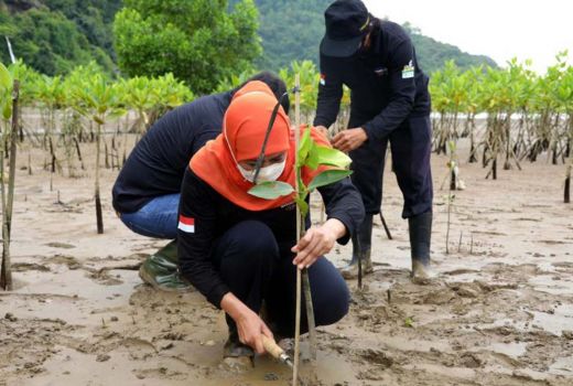 Sambut Hari Bumi, Khofifah Ajak Ubah Kebiasaan, Dari Hal Terkecil - GenPI.co JATIM