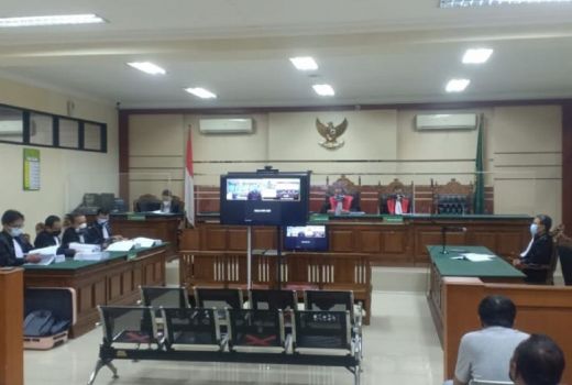 Bupati Probolinggo Nonaktif dan Suami Dituntut 8 Tahun Penjara - GenPI.co JATIM