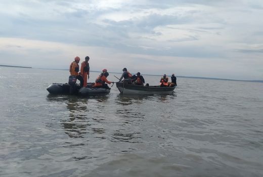 Mesin Kapal Mati, 5 Pemancing Terkatung-katung di Muara Surabaya - GenPI.co JATIM